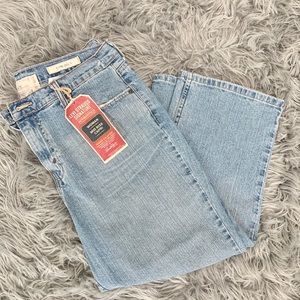 NWT Levi’s | Mid Rise Capri Jeans